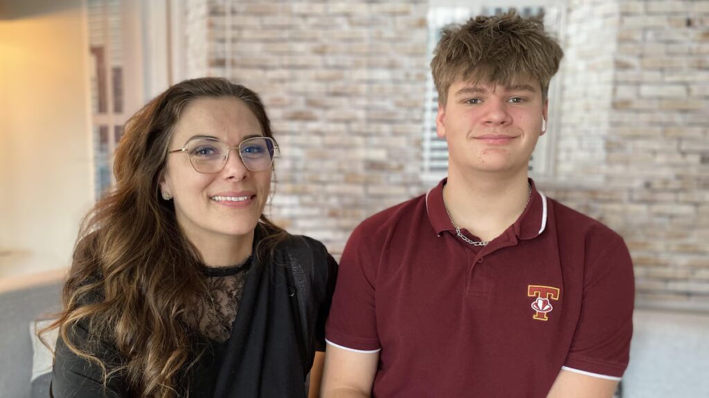 Élisabeth Nadeau et Ok8 Daigle utilisent l'application « Move Then Play » à la maison.