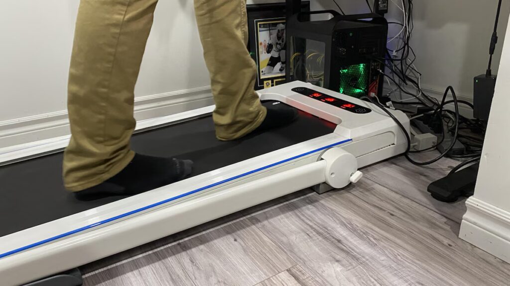 Ok8 a installé un tapis roulant sous son bureau pour pouvoir marcher tout en jouant à des jeux vidéo.